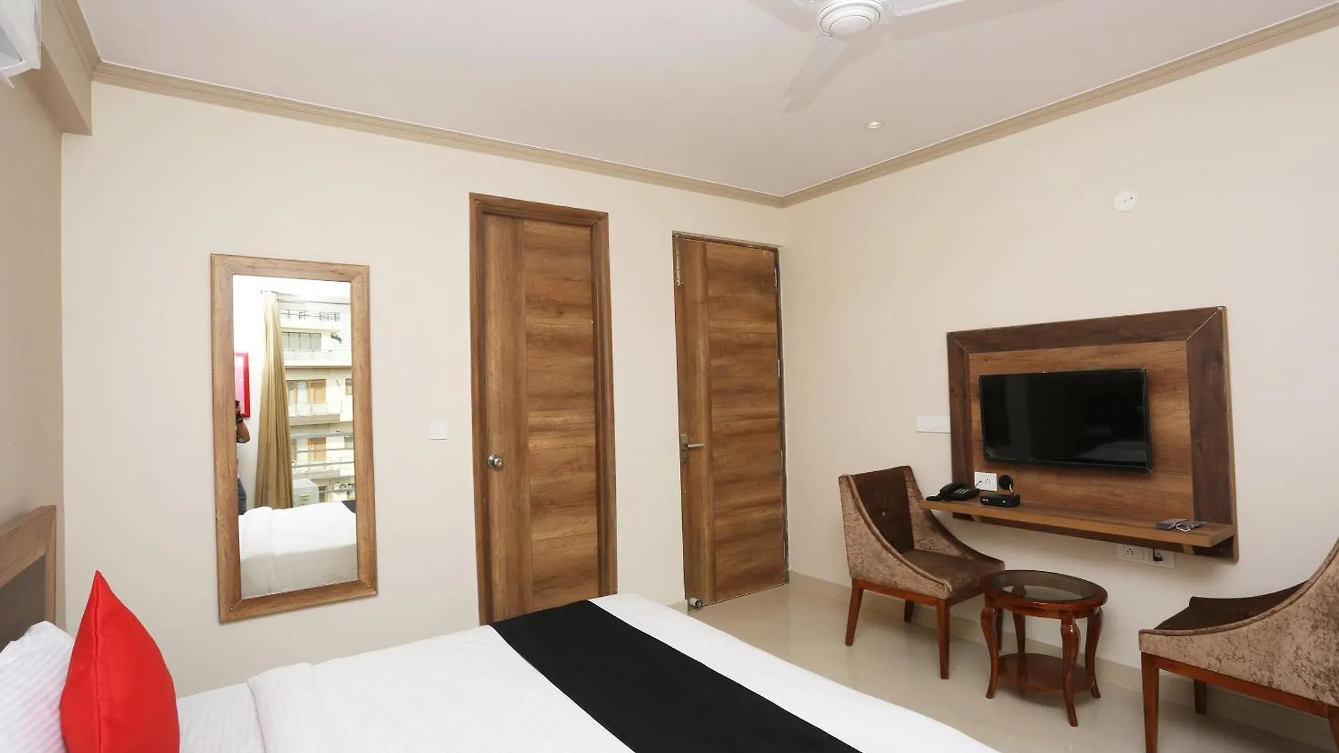 Hotel FabHotel Limewood Stay Gurgaon